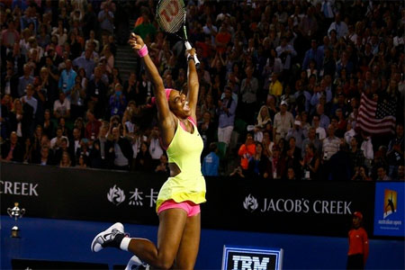 سيرينا وليامز تحتفل بعد فوزهها على ماريا شارابوفا في نهائي بطولة أستراليا المفتوحة