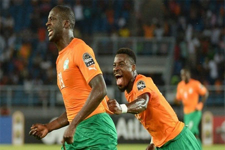 نجم منتخب ساحل العاج يايا توريه يحتفل بعد تسجيله في شباك الكونغو في نصف نهائي كأس افريقيا