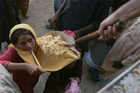 مغرد: احفظوا صور ترفكم فحولكم أناس قد لا يملكون شيئا