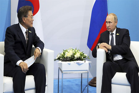 Russia's President Vladimir Putin (R) and South Korea's President Moon Jae-in
