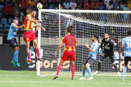 لاعب الترجي التونسي فوسيني كوليبالي يرتقي ويسدد الكرة برأسه نحو مرمى الفيصلي أمس - (تصوير: جهاد النجار)