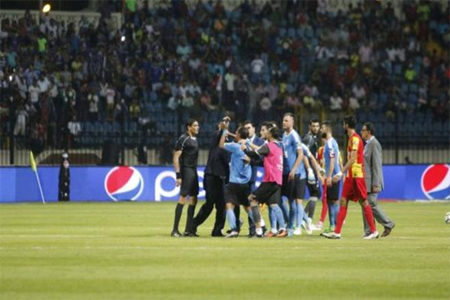 لاعبو الفيصلي يعترضون على قرار الحكم المصري ابراهيم نور الدين - (الغد)