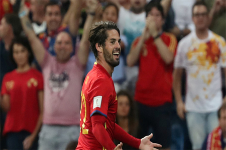 فرحة إيسكو بعد إحرازه الهدف الثاني في مرمى إيطاليا