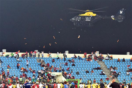 الجماهير الغاضبة تلقي بالزجاجات على طائرة الهليكوبتر التابعة للشرطة