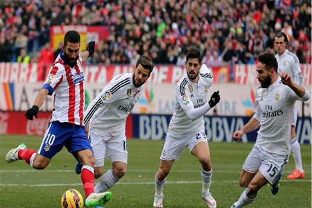 التركي راد توران يسدد إلى مرمى ريال مدريد