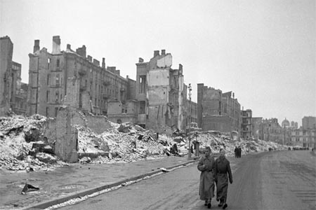 Kiev after the liberation from the Nazi occupation in November 1943. The destroyed Kreshchatik Street.