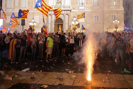 Fireworks are set off in front of the Catalan regional government headquarters during celebratrions after the Catalan regional parliament declared independence from Spain in Barcelona, Spain, October 27, 2017