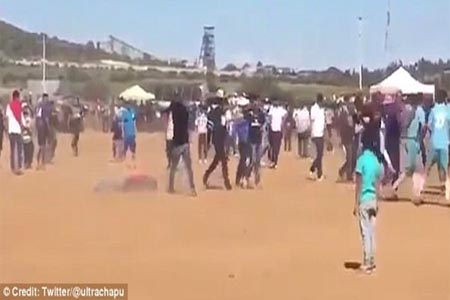 القاتل يطلق المزيد من طلقات الرصاص على الضحية المصاب على الأرض