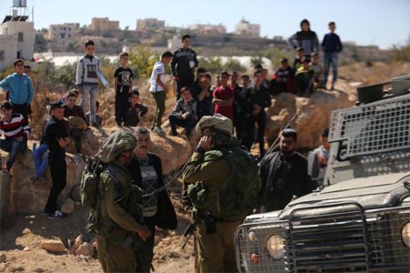 الاحتلال يقمع مسيرة سلمية شرق الخليل