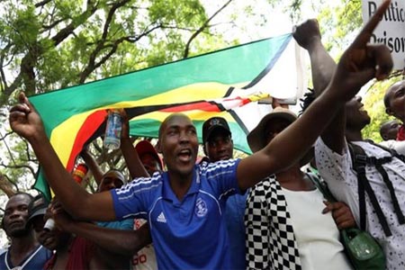 من أجواء الفرحة باستقالة موغابي