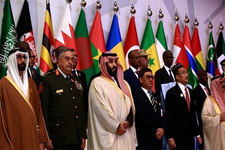 Saudi Crown Prince Mohammed bin Salman (C) poses for a photograph with chiefs of staff and defence ministers of a Saudi-led Islamic military counter terrorism coalition during their meeting in Riyadh on November 26, 2017.