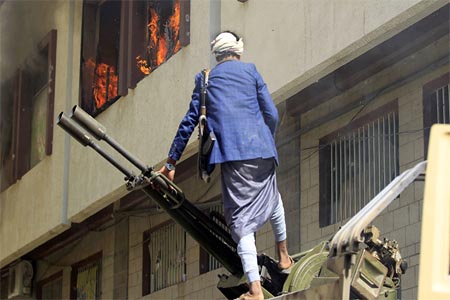 A Huthi rebel fighter