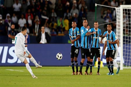 رونالدو مسدداً في المرمى البرازيلي