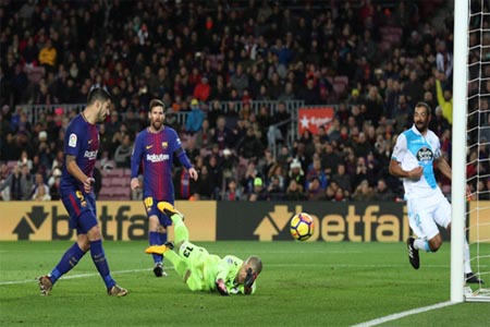 ميسي ممرراً لزميله سواريز قبل تسجيل هدف برشلونة الأول