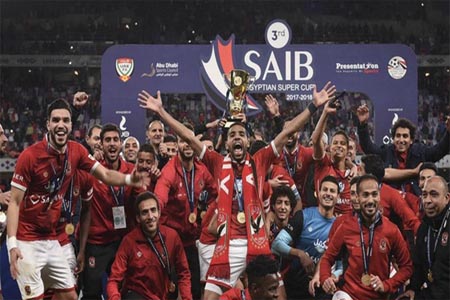 لاعبو الأهلي خلال احتفالهم بلقب كأس السوبر