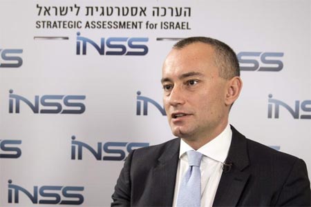ملادينوف خلال مشاركته في مؤتمر معهد دراسات الامن القومي الاسرائيلي في تل ابيب