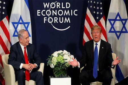 US President Donald Trump speaks with Israeli PM Benjamin Netanyahu