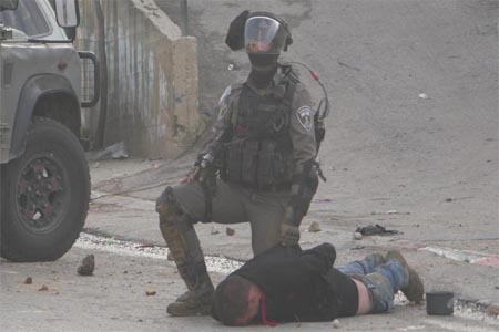 صورة من المواجهات في حلحول شمال الخليل