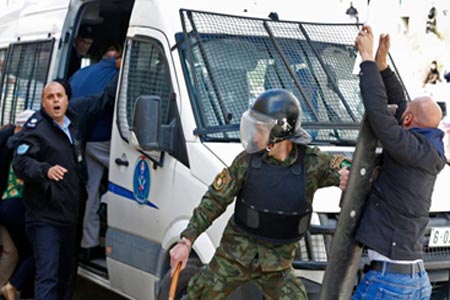 نشطاء يحتجون ضد زيارة وفد امريكي