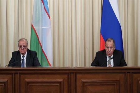 وزيرا الخارجية الروسي سيرغي لافروف والأوزبكي عبد العزيز كاملوف