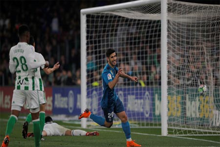 أسينسيو بعد تسجيله الهدف الثالث