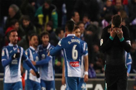 لاعبو إسبانيول يحتفلون وسط حسرة القائد سيرجيو راموس