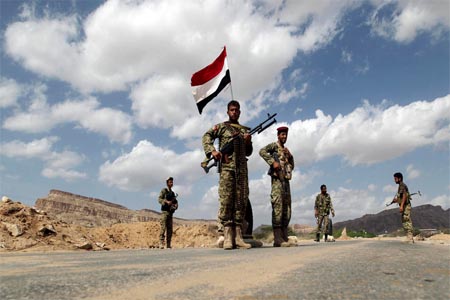 Yemeni soldiers man a checkpoint in al-Mahfad in the southern Yemeni province of Abyan May 23, 2014.