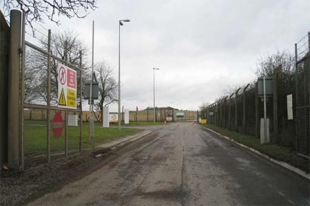 مدخل المختبر العسكري السري البريطاني في مدينة "بورتون داون" العلمية