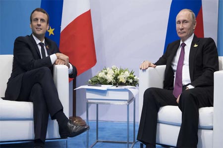 اجتماع بين فلاديمير بوتين وإيمانويل ماكرون - صورة أرشيفية