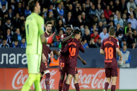 لاعبو برشلونة يحتفلون بهدف كوتينيو