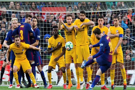 ميسي مسجلاً هدف المباراة الوحيد