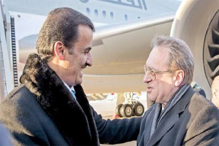 أمير قطر، تميم بن حمد آل ثاني، يصل إلى موسكو، وفي استقابله المبعوث الخاص للرئيس الروسي إلى الشرق الأورط وشمال إفريقيا، ميخائيل بوغدانوف