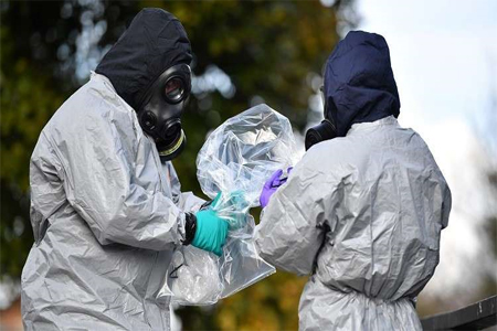 خبراء بريطانيون في مكان حادثة سالزبوري (صورة من الأرشيف)