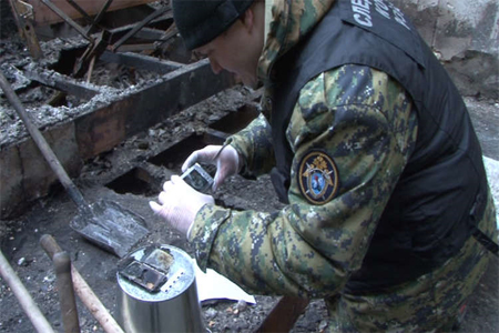 أحد المحققين في مكان الحريق في مدينة كيميروفو الروسية