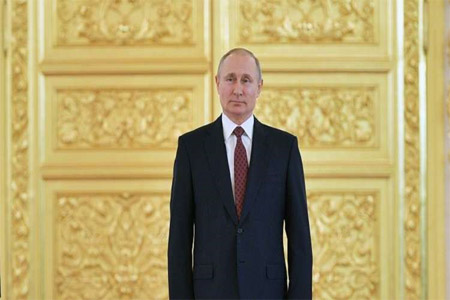 الرئيس الروسي فلاديمير بوتين أثناء مراسم تسلم أوراق الاعتماد من السفراء الأجانب