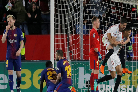 سواريز محتفلاً بالهدف الأول