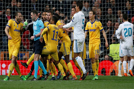 لاعبو يوفنتوس لحظة احتساب ركلة جزاء المثيرة للجدل