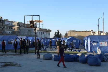 مدنيون ومقاتلون من فصائل معارضة في إدلب (أرشيفية)