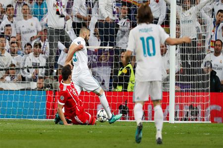 بنزيمة محرزاً الهدف الثاني بعد خطأ أولريتش الغريب