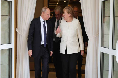 الرئيس الروسي، فلاديمير بوتين، خلال لقائه المستشارة الألمانية، أنغيلا ميركل