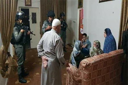 أحد المنازل التي جرى مداهمتها