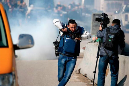 الاحتلال يقمع مسيرة للصحفيين الدوليين والفلسطينين، أمام حاجز قلنديا