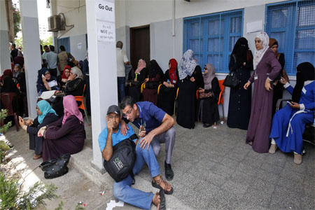 من الاحتجاجات في المقر الرئيسي للأونروا بغزة حجم الخط