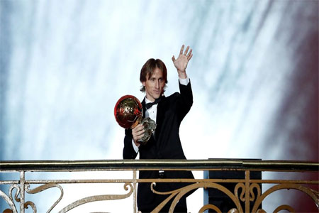 مودريتش لحظة تتويجه بالكرة الذهبية