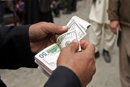 يعتقد المحققون أن الجناة هربوا حاليا عبر الحدود إلى باكستان.