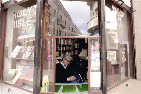 سوري يقرأ داخل مكتبة في دمشق امس الاول (ا ف ب)