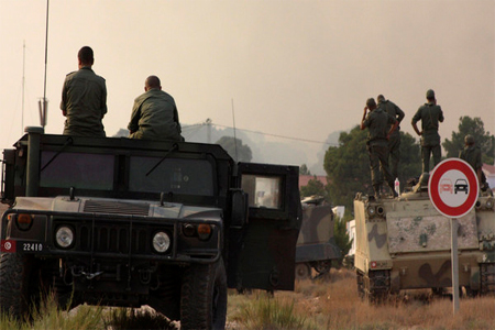 Tunisian soldiers gather near the border with Algeria around Mount Chaambi, western Tunisia, August 2, 2013. (File Photo: Reuters)