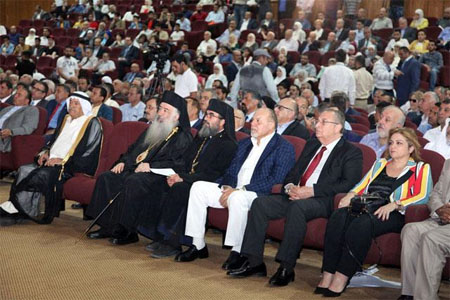 المشاركون في تجمع لدعم فلسطين والقدس يوم الجمعة في القصر الثقافي (صورة بترا)