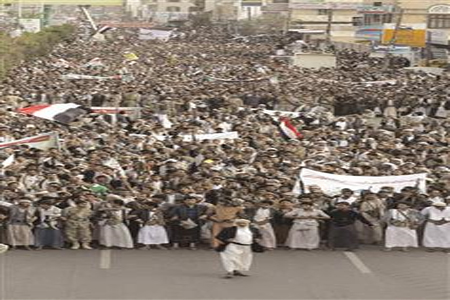 يمنيون خلال مشاركتهم في تظاهرة ضدّ الحملة العسكرية التي تقودها السعودية، في صنعاء أمس (ا ب ا)