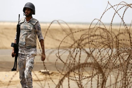 A Saudi border guard patrols Saudi Arabia's maritime border with Yemen along a beach on the Red Sea, near Jizan April 8, 2015. (File: Reuters)